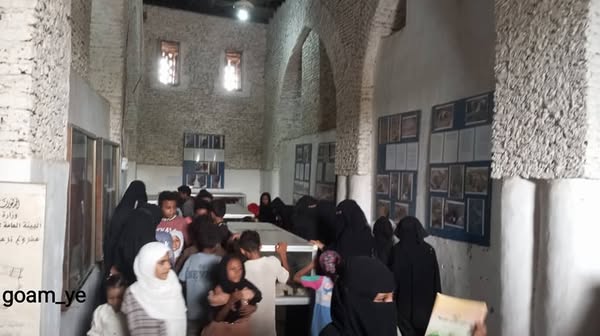 طلاب المركز الصيفي بمدرسة الثورة يزورون متحف قلعة زبيد التاريخية - صورة إضافية 2